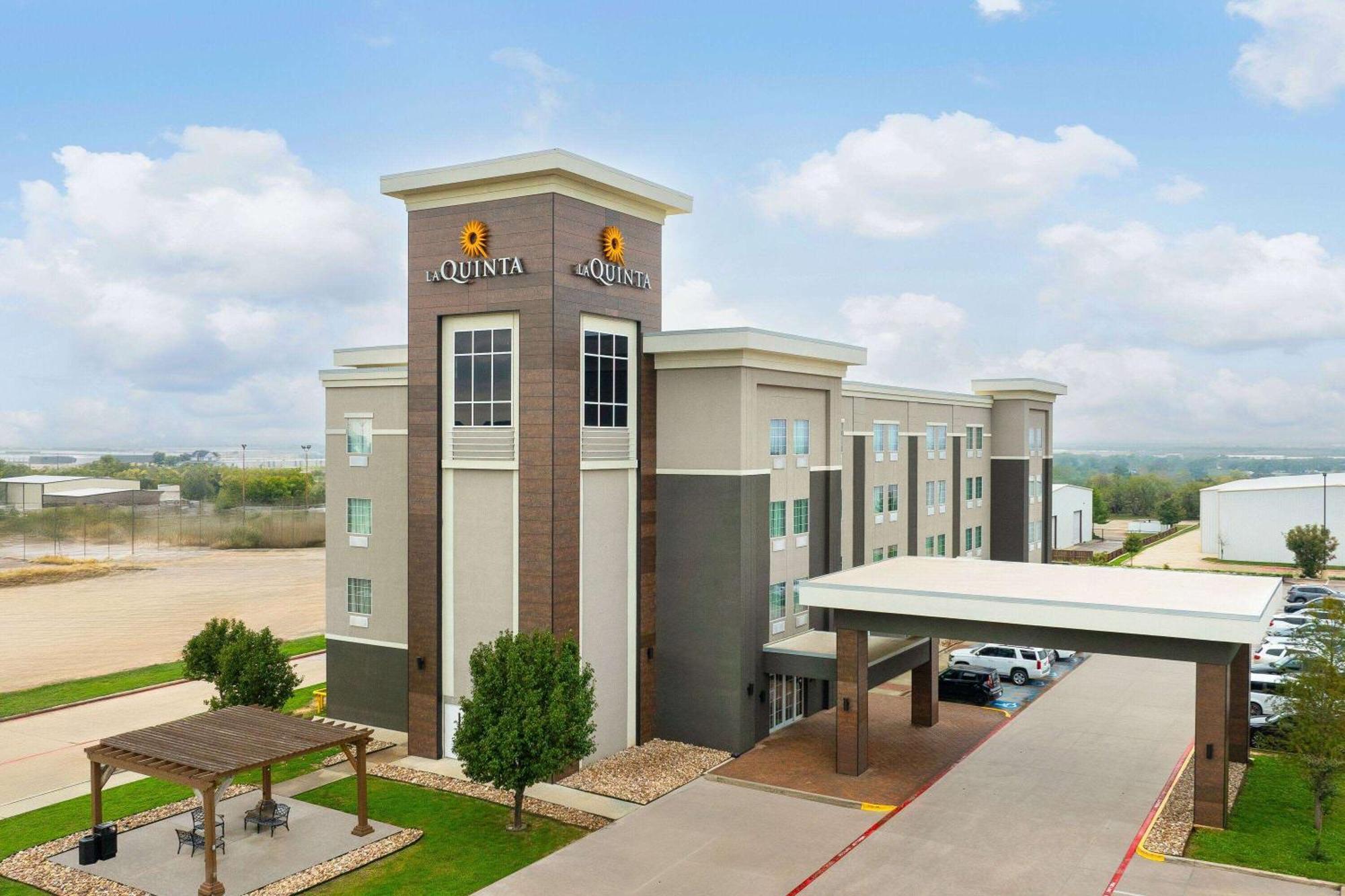 La Quinta By Wyndham Denton - University Drive Hotel Exterior photo