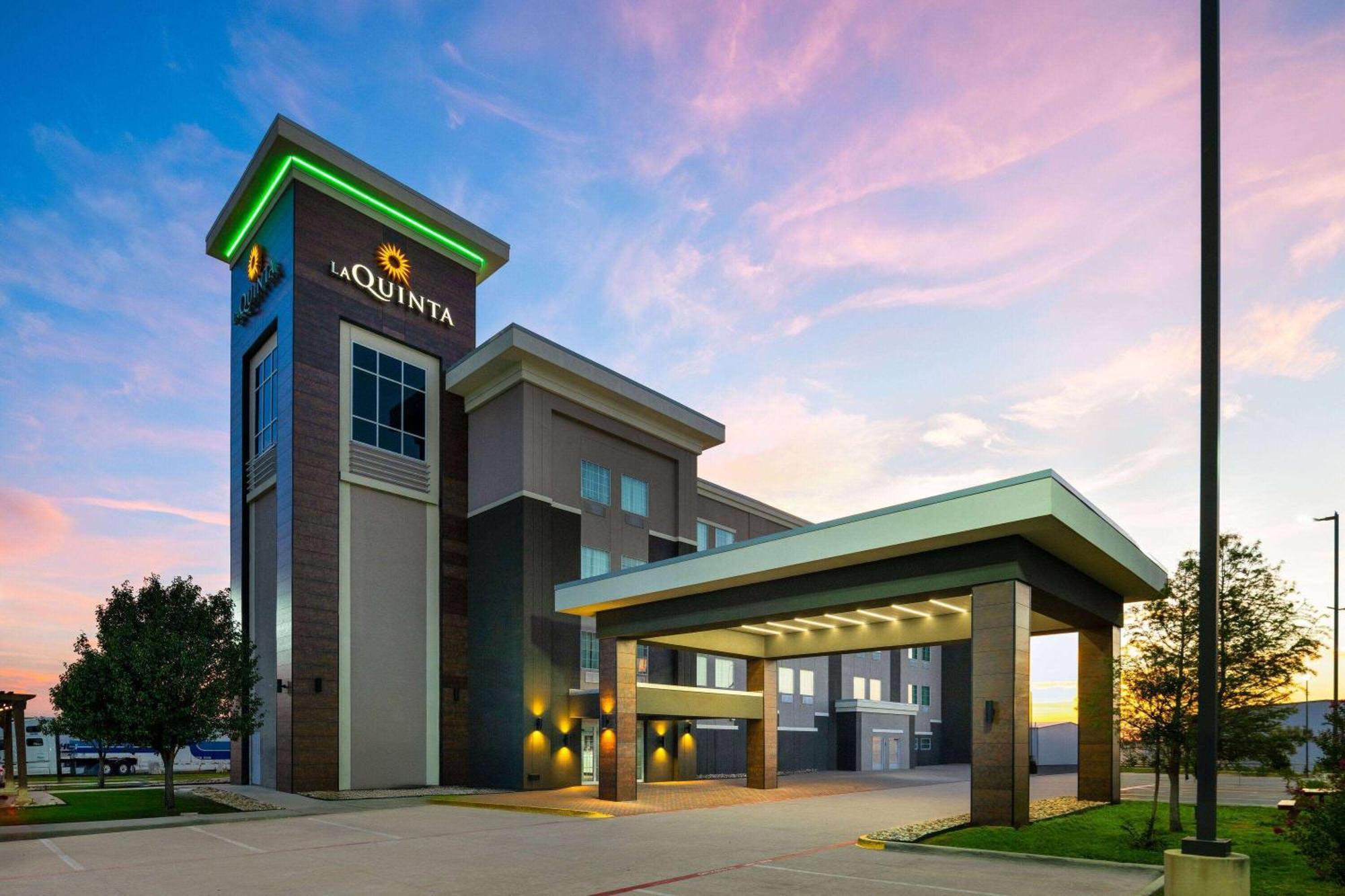 La Quinta By Wyndham Denton - University Drive Hotel Exterior photo